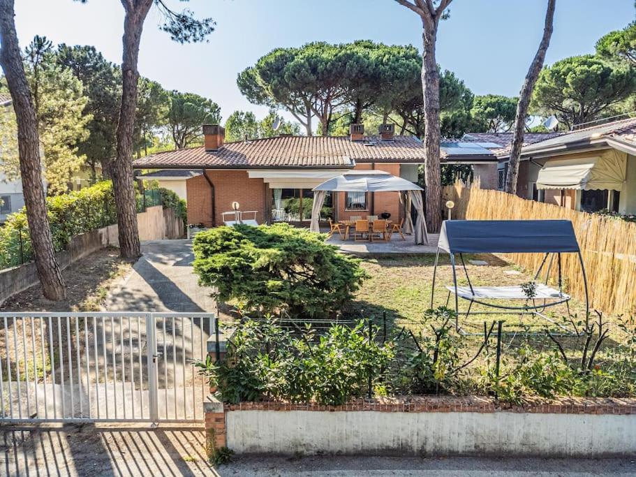 Вилла Pineta House Lignano Free Parking-Beach-Garden Линьяно-Саббьядоро Экстерьер фото