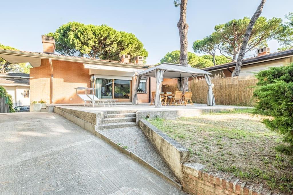 Вилла Pineta House Lignano Free Parking-Beach-Garden Линьяно-Саббьядоро Экстерьер фото