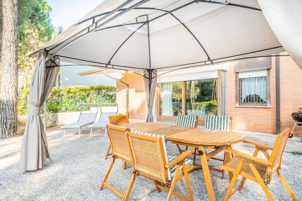 Вилла Pineta House Lignano Free Parking-Beach-Garden Линьяно-Саббьядоро Экстерьер фото